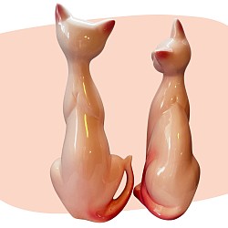 duo de chats, céramique émaillée, rose poudré, style années 60, décoration romantique, figurines vintage, finition brillante, charme rétro, déco poétique, objet décoratif, ambiance douce, design nostalgique, concept store, les filles les meufs, garrigues sainte Eulalie, uzes
