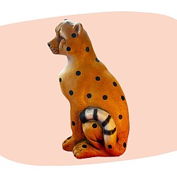 statuette félin, céramique peinte à la main, tons ocre et noir, décoration artisanale, style bohème, figurine vintage, animal décoratif, charme rétro, finition satinée, objet exotique, déco sauvage, pièce unique, concept store, les filles les meufs, garrigues sainte Eulalie, uzes