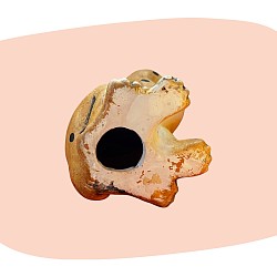 statuette félin, céramique peinte à la main, tons ocre et noir, décoration artisanale, style bohème, figurine vintage, animal décoratif, charme rétro, finition satinée, objet exotique, déco sauvage, pièce unique, concept store, les filles les meufs, garrigues sainte Eulalie, uzes