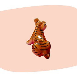 lionceau en céramique, figurine vintage, céramique émaillée, peinture à la main, tons miel et rose poudré, style années 60-70, décoration rétro, animal décoratif, objet artisanal, finition brillante, charme tendre, collection d’animaux vintage, concept store, les filles les meufs, garrigues sainte Eulalie, uzes