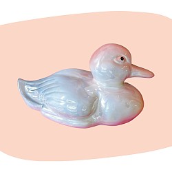 canard en céramique, céramique nacrée, reflets pastel, rose blanc jaune, décoration vintage, style années 60-70, figurine rétro, finition brillante, objet artisanal, déco poétique, animal décoratif, charme italien, concept store, les filles les meufs, garrigues sainte Eulalie, uzes