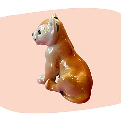 lionceau en céramique, figurine vintage, céramique émaillée, peinture à la main, tons miel et rose poudré, style années 60-70, décoration rétro, animal décoratif, objet artisanal, finition brillante, charme tendre, collection d’animaux vintage, concept store, les filles les meufs, garrigues sainte Eulalie, uzes