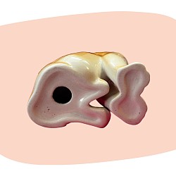 lionceau en céramique, figurine vintage, céramique émaillée, peinture à la main, tons miel et rose poudré, style années 60-70, décoration rétro, animal décoratif, objet artisanal, finition brillante, charme tendre, collection d’animaux vintage, concept store, les filles les meufs, garrigues sainte Eulalie, uzes