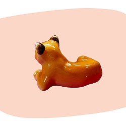 lionceau en céramique, figurine vintage, céramique émaillée, orange nuancé, style années 60-70, décoration rétro, animal décoratif, finition brillante, détails peints à la main, objet artisanal, déco chaleureuse, collection d’animaux, concept store, les filles les meufs, garrigues sainte Eulalie, uzes