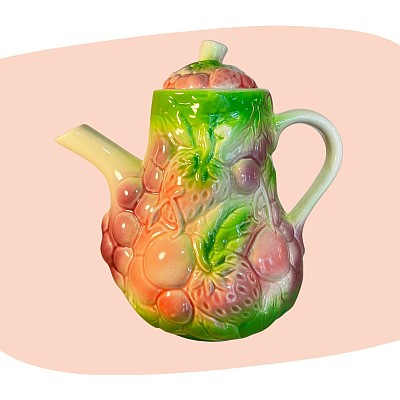 théière vintage, céramique émaillée, barbotine, décor fruité, fraises et cerises, multicolore rose vert pêche, style années 60-70, objet kitsch, vaisselle rétro, décoration colorée, design joyeux, céramique artisanale, concept store, les filles les meufs, garrigues sainte Eulalie, uzes théière vintage barbotine couleurs pastel vert rose lilas blanc retro kitsch les filles les meufs lesfilleslesmeufs