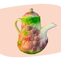 théière vintage, céramique émaillée, barbotine, décor fruité, fraises et cerises, multicolore rose vert pêche, style années 60-70, objet kitsch, vaisselle rétro, décoration colorée, design joyeux, céramique artisanale, concept store, les filles les meufs, garrigues sainte Eulalie, uzes