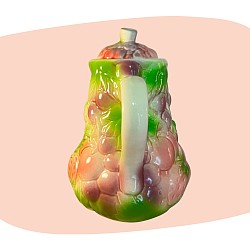 théière vintage, céramique émaillée, barbotine, décor fruité, fraises et cerises, multicolore rose vert pêche, style années 60-70, objet kitsch, vaisselle rétro, décoration colorée, design joyeux, céramique artisanale, concept store, les filles les meufs, garrigues sainte Eulalie, uzes