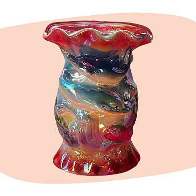 vase mural, céramique irisée, décor dauphins, style kitsch, reflets multicolores, inspiration marine, décoration fantaisie, univers bord de mer, objet vintage, curiosité décorative, concept store, les filles les meufs, garrigues sainte Eulalie, uzes