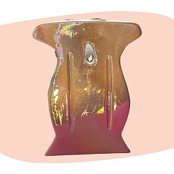 vase mural, céramique irisée, décor dauphins, style kitsch, reflets multicolores, inspiration marine, décoration fantaisie, univers bord de mer, objet vintage, curiosité décorative, concept store, les filles les meufs, garrigues sainte Eulalie, uzes