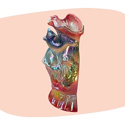 vase mural, céramique irisée, décor dauphins, style kitsch, reflets multicolores, inspiration marine, décoration fantaisie, univers bord de mer, objet vintage, curiosité décorative, concept store, les filles les meufs, garrigues sainte Eulalie, uzes