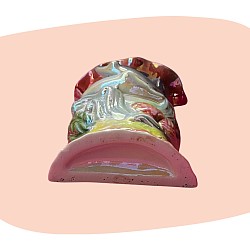 vase mural, céramique irisée, décor dauphins, style kitsch, reflets multicolores, inspiration marine, décoration fantaisie, univers bord de mer, objet vintage, curiosité décorative, concept store, les filles les meufs, garrigues sainte Eulalie, uzes