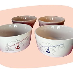 bols en faïence, Vagabonde France, décor montagne, télécabines colorées, vaisselle contemporaine, style chalet, esprit montagnard, design graphique, céramique émaillée, set de 4 pièces, décoration hivernale, art de la table, concept store, les filles les meufs, garrigues sainte Eulalie, uzes