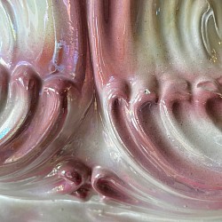 vase cygnes, céramique nacrée, rose et blanc irisé, style Capodimonte, made in Italy, décoration romantique, design vintage, années 50-70, reflets perlés, pièce italienne, objet kitsch chic, vase décoratif, concept store, les filles les meufs, garrigues sainte Eulalie, uzes vase céramique pastel couleurs cignes rose blanc jaune nacré vintage italie italienne retro pop up store concept kitsch barbotine