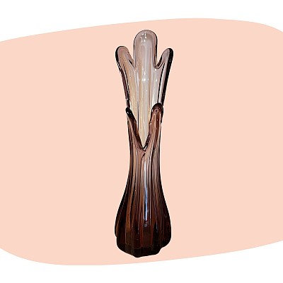 vase en verre soufflé, teinte brun ambré, style années 70, design torsadé, verre teinté aubergine, inspiration Murano, décoration vintage, silhouette fluide, objet rétro chic, art du verre, pièce artisanale, décoration élégante, concept store, les filles les meufs, garrigues sainte Eulalie, uzes