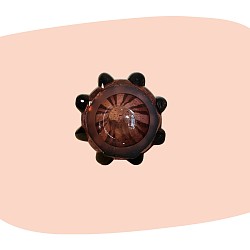 vase en verre soufflé, teinte brun ambré, style années 70, design torsadé, verre teinté aubergine, inspiration Murano, décoration vintage, silhouette fluide, objet rétro chic, art du verre, pièce artisanale, décoration élégante, concept store, les filles les meufs, garrigues sainte Eulalie, uzes