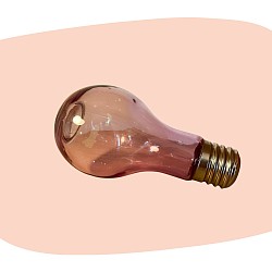 vase ampoule, verre teinté rose, design moderne, finition dorée, décoration originale, style industriel, déco contemporaine, objet poétique, forme ludique, accessoire créatif, vase minimaliste, idée cadeau design, concept store, les filles les meufs, garrigues sainte Eulalie, uzes