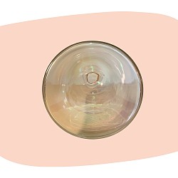 vase en verre irisé, reflets dorés, liseré doré, verre translucide, décoration chic, style intemporel, teinte ambrée, design raffiné, objet décoratif vintage, pièce élégante, décoration lumineuse, vase moderne, concept store, les filles les meufs, garrigues sainte Eulalie, uzes