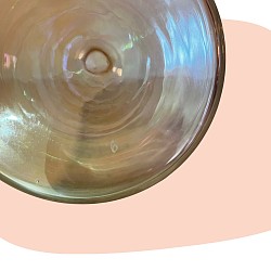 vase en verre irisé, reflets dorés, liseré doré, verre translucide, décoration chic, style intemporel, teinte ambrée, design raffiné, objet décoratif vintage, pièce élégante, décoration lumineuse, vase moderne, concept store, les filles les meufs, garrigues sainte Eulalie, uzes