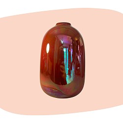 vase rouge rubis, céramique irisée, reflets dorés et violets, finition brillante, design contemporain, style années 70, décoration lumineuse, objet d’art, touche colorée, vase ovale, déco moderne et poétique, charme vintage, concept store, les filles les meufs, garrigues sainte Eulalie, uzes