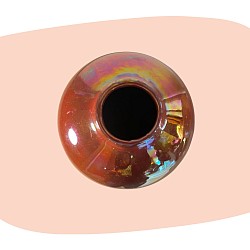 vase rouge rubis, céramique irisée, reflets dorés et violets, finition brillante, design contemporain, style années 70, décoration lumineuse, objet d’art, touche colorée, vase ovale, déco moderne et poétique, charme vintage, concept store, les filles les meufs, garrigues sainte Eulalie, uzes