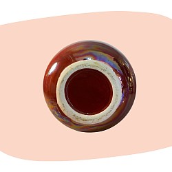 vase rouge rubis, céramique irisée, reflets dorés et violets, finition brillante, design contemporain, style années 70, décoration lumineuse, objet d’art, touche colorée, vase ovale, déco moderne et poétique, charme vintage, concept store, les filles les meufs, garrigues sainte Eulalie, uzes