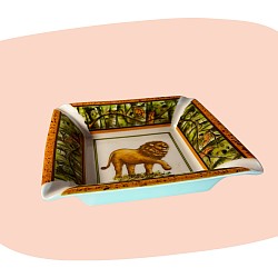 vide-poche en porcelaine, cendrier décoratif, lion peint à la main, motif tropical, porcelaine fine, style safari chic, décoration exotique, liseré doré, vert et or, objet artisanal, déco élégante, esprit jungle, pièce raffinée, concept store, les filles les meufs, garrigues sainte Eulalie, uzes