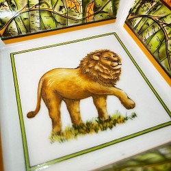 vide-poche en porcelaine, cendrier décoratif, lion peint à la main, motif tropical, porcelaine fine, style safari chic, décoration exotique, liseré doré, vert et or, objet artisanal, déco élégante, esprit jungle, pièce raffinée, concept store, les filles les meufs, garrigues sainte Eulalie, uzes