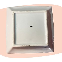 vide-poche en porcelaine, cendrier décoratif, lion peint à la main, motif tropical, porcelaine fine, style safari chic, décoration exotique, liseré doré, vert et or, objet artisanal, déco élégante, esprit jungle, pièce raffinée, concept store, les filles les meufs, garrigues sainte Eulalie, uzes