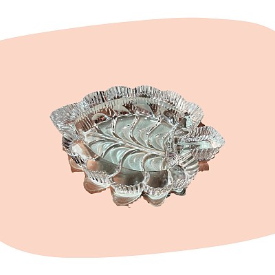 vide-poche en cristal, cristal pressé, forme de feuille, déco vintage, objet raffiné, transparence, finition ciselée, style rétro chic, plat à bijoux, décoration élégante, cristal décoratif, lumière et reflets, concept store, les filles les meufs, garrigues sainte Eulalie, uzes