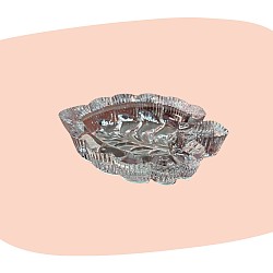 vide-poche en cristal, cristal pressé, forme de feuille, déco vintage, objet raffiné, transparence, finition ciselée, style rétro chic, plat à bijoux, décoration élégante, cristal décoratif, lumière et reflets, concept store, les filles les meufs, garrigues sainte Eulalie, uzes