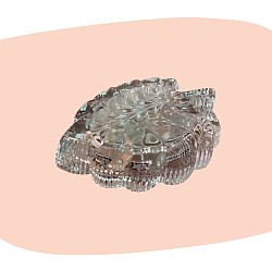 vide-poche en cristal, cristal pressé, forme de feuille, déco vintage, objet raffiné, transparence, finition ciselée, style rétro chic, plat à bijoux, décoration élégante, cristal décoratif, lumière et reflets, concept store, les filles les meufs, garrigues sainte Eulalie, uzes