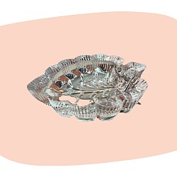 vide-poche en cristal, cristal pressé, forme de feuille, déco vintage, objet raffiné, transparence, finition ciselée, style rétro chic, plat à bijoux, décoration élégante, cristal décoratif, lumière et reflets, concept store, les filles les meufs, garrigues sainte Eulalie, uzes