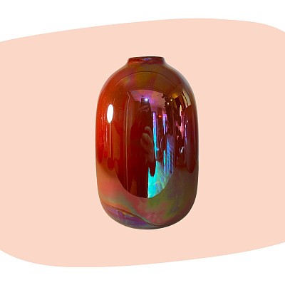 vase rouge rubis, céramique irisée, reflets dorés et violets, finition brillante, design contemporain, style années 70, décoration lumineuse, objet d’art, touche colorée, vase ovale, déco moderne et poétique, charme vintage, concept store, les filles les meufs, garrigues sainte Eulalie, uzes