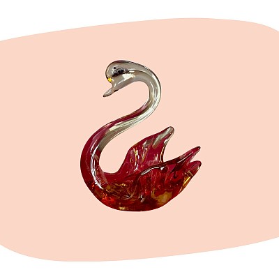 cygne en verre, verre soufflé de Murano, objet d’art italien, verre rouge ambré, déco vintage, vide-poche en verre, sculpture décorative, design stylisé, pièce artisanale, décoration élégante, art verrier, style classique chic, concept store, les filles les meufs, garrigues sainte Eulalie, uzes