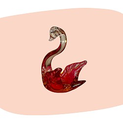 cygne en verre, verre soufflé de Murano, objet d’art italien, verre rouge ambré, déco vintage, vide-poche en verre, sculpture décorative, design stylisé, pièce artisanale, décoration élégante, art verrier, style classique chic, concept store, les filles les meufs, garrigues sainte Eulalie, uzes