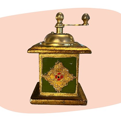 moulin à café italien, vintage, doré et vert, florentin, laiton patiné, bois peint à la main, décor rétro, pièce de collection, décoration cuisine, artisanat italien, objet décoratif, style ancien, made in Italy, concept store, les filles les meufs, garrigues sainte eulalie, uzès