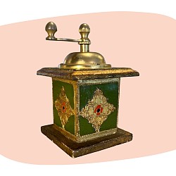 moulin à café italien, vintage, doré et vert, florentin, laiton patiné, bois peint à la main, décor rétro, pièce de collection, décoration cuisine, artisanat italien, objet décoratif, style ancien, made in Italy, concept store, les filles les meufs, garrigues sainte eulalie, uzès
